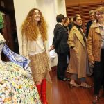 La alcaldesa presentó ayer las 80 meninas de gran formato, decoradas por artistas, con las que el Ayuntamiento quiere sacar la obra de Diego Velázquez a la calle para fomentar el turismo