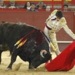Antonio Nazaré torea con la izquierda ayer en Valdemorillo