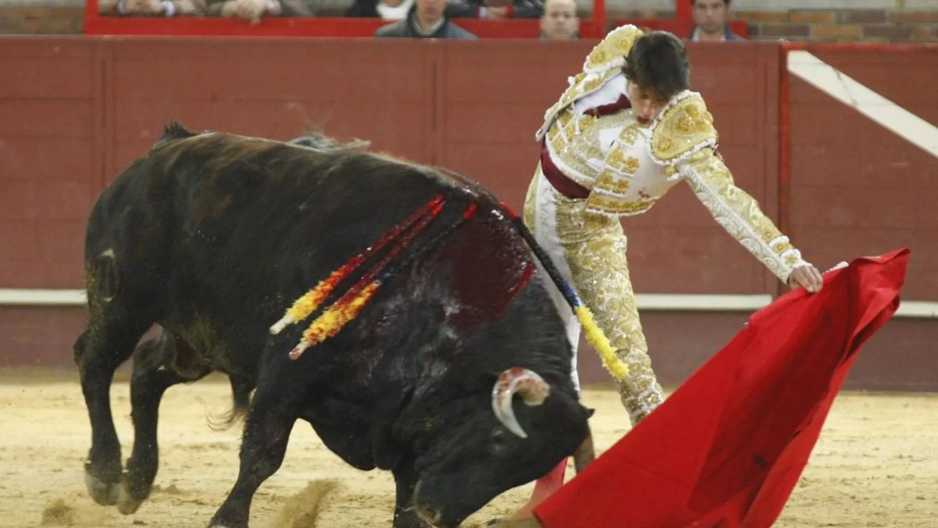Antonio Nazaré torea con la izquierda ayer en Valdemorillo
