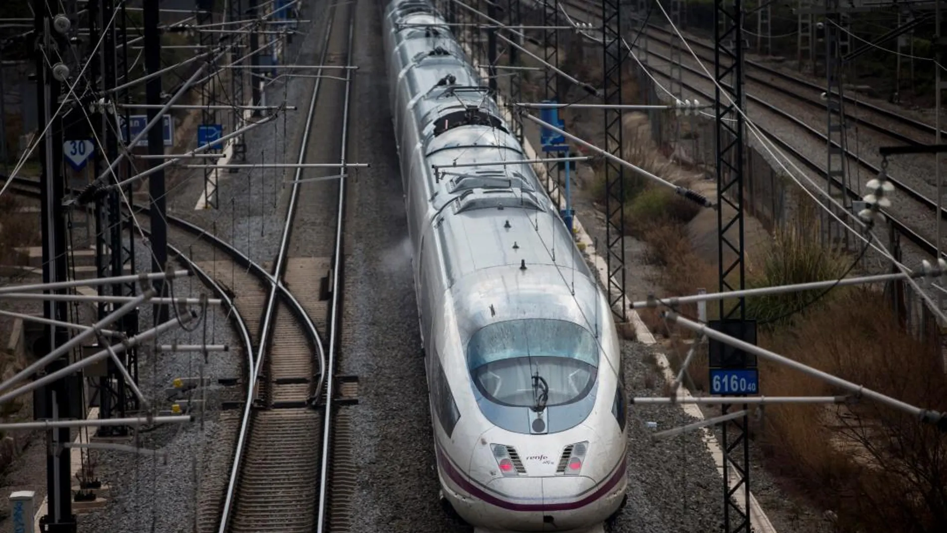 Un tren AVE sale de Barcelona el pasado 20 de febrero cuando se cumplieron diez años de su puesta en marcha