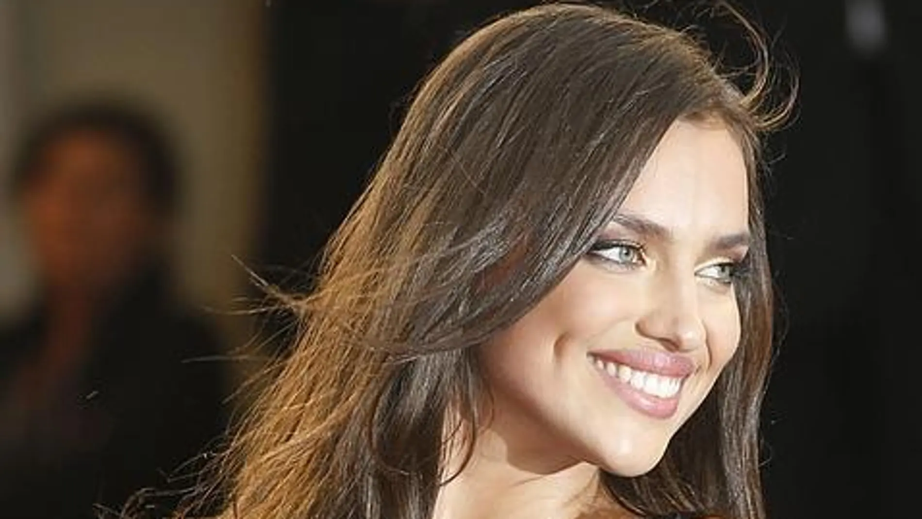 Irina Shayk luce escote como nadie