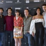 Mateo Gil y los actores, Chino Darín, Vicky Luengo, Vito Sanz, Berta Vázquez y Juan Betancourt tras presentar su película "Las leyes de la termodinámica"