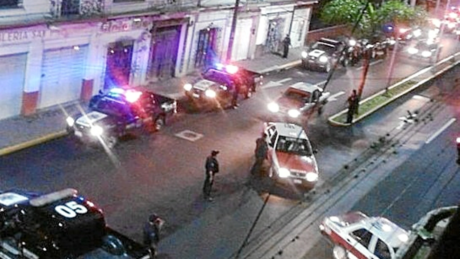 Policías acordonan la zona donde se produjo el ataque en Veracruz