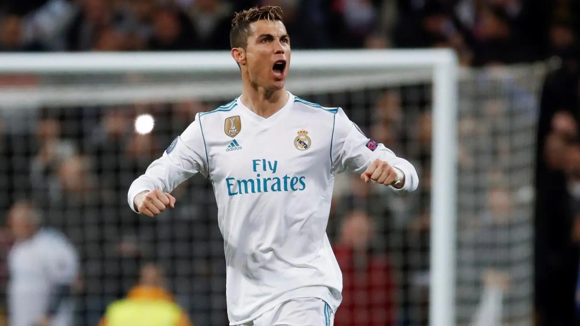 El delantero portugués del Real Madrid Cristiano Ronaldo celebra su gol ante el París Saint Germain