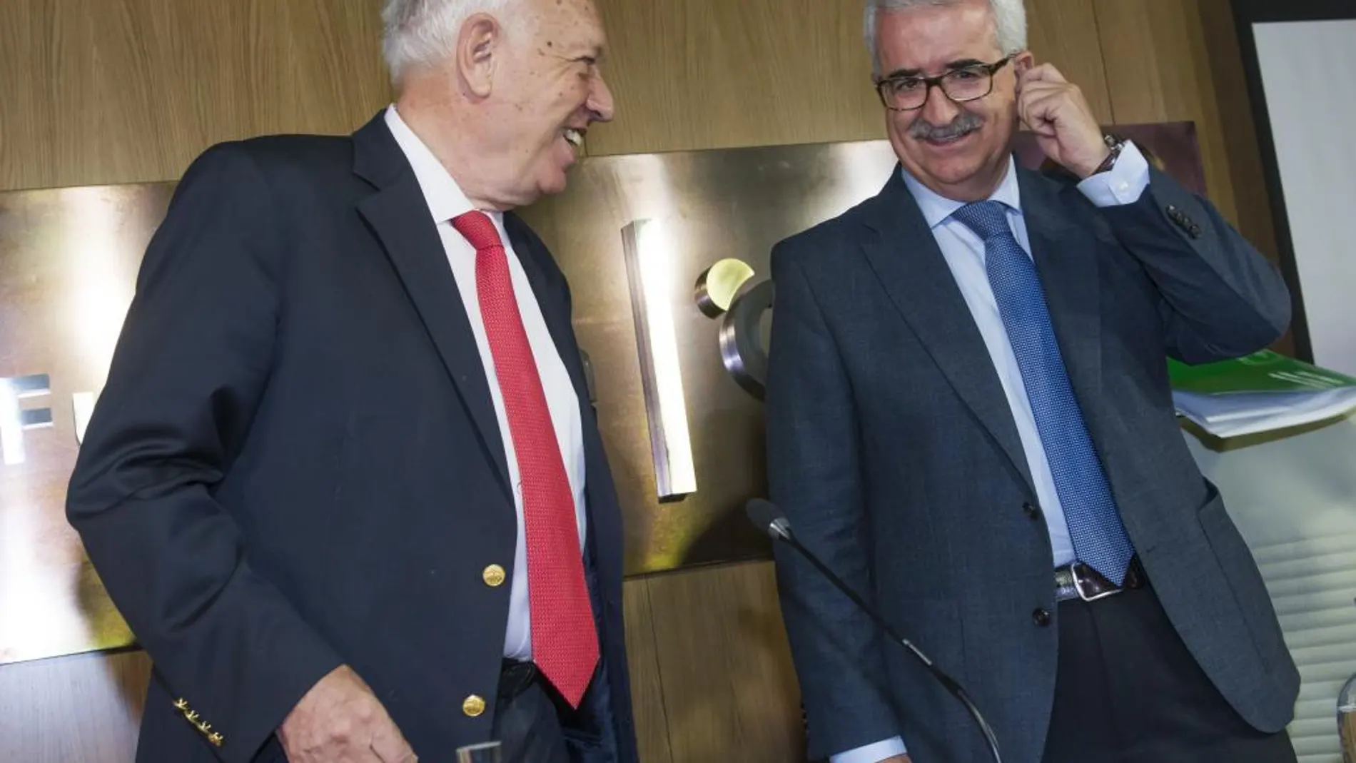 El ministro de Asuntos Exteriores en funciones, José Manuel García-Margallo, y el vicepresidente de la Junta de Andalucía, Manuel Jiménez Barrios