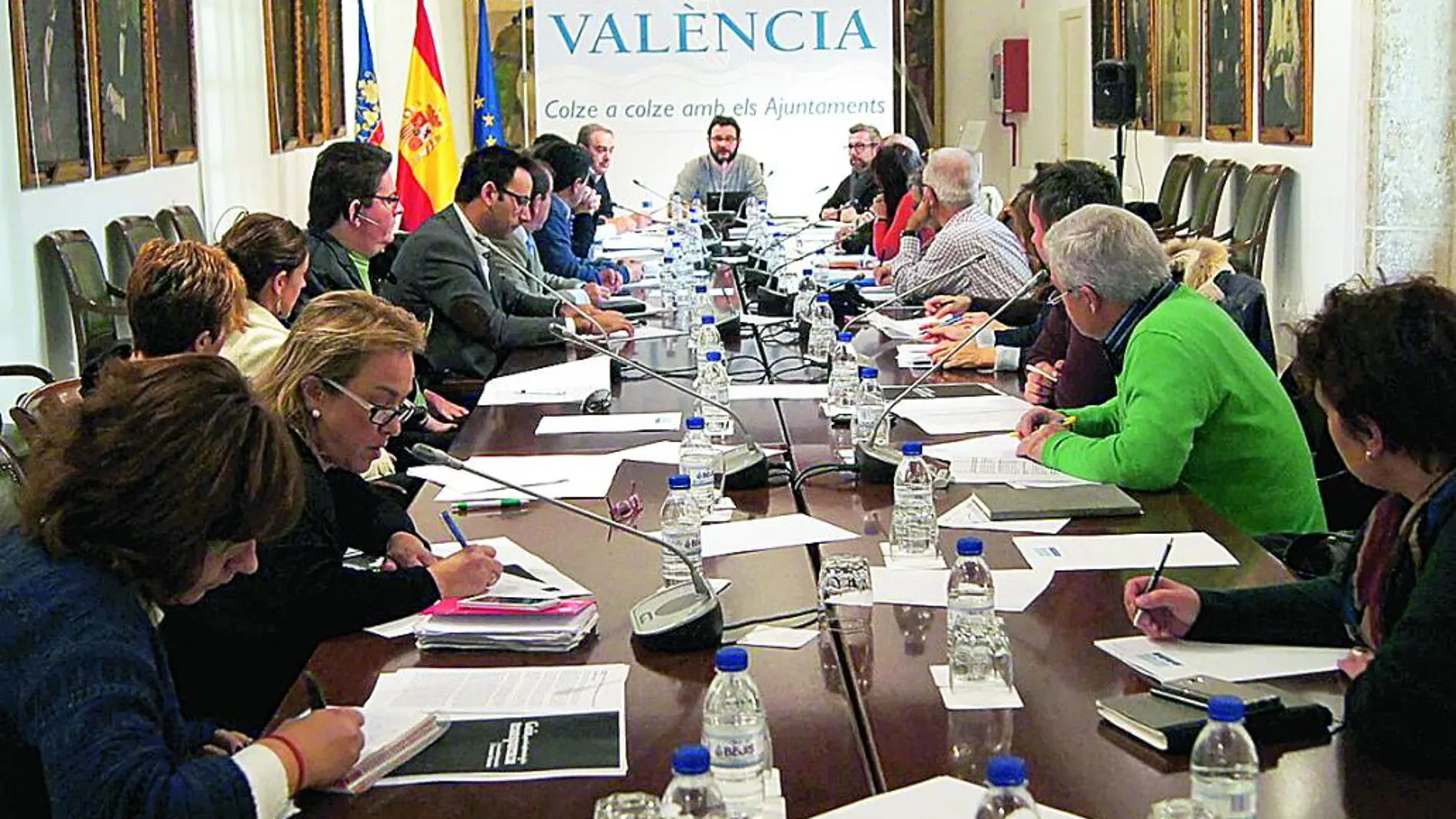 El diputado de Transparencia y Gobierno abierto, Roberto Jaramillo, reunido con los 24 alcaldes la semana pasada