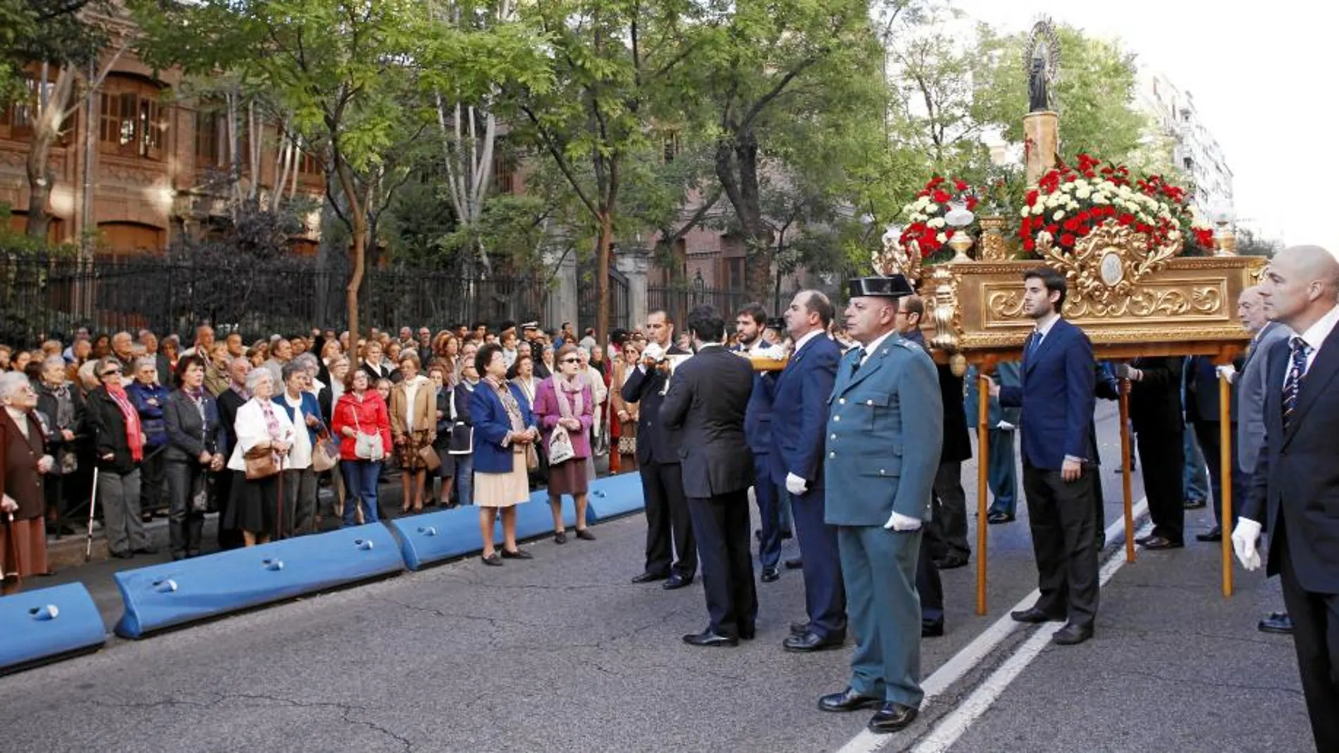 Centenares de personas asistieron a la tradicional procesión de la  Nuestra Señora del Pilar en el barrio de Salamanca