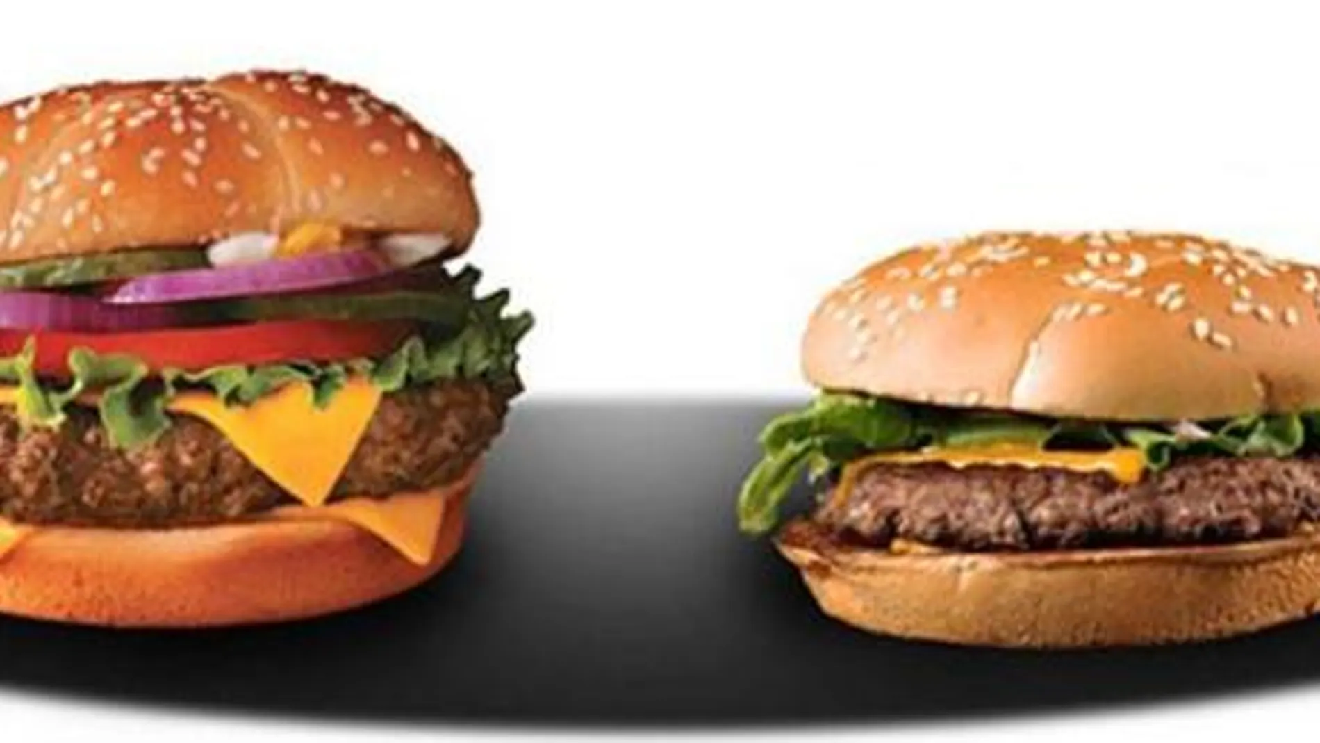 Imagen de la hamburguesa que ofrece la publicidad y la hamburguesa real