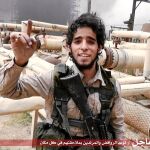 Un yihadista en uno de las oleoductos tomados por el Estado Islámico