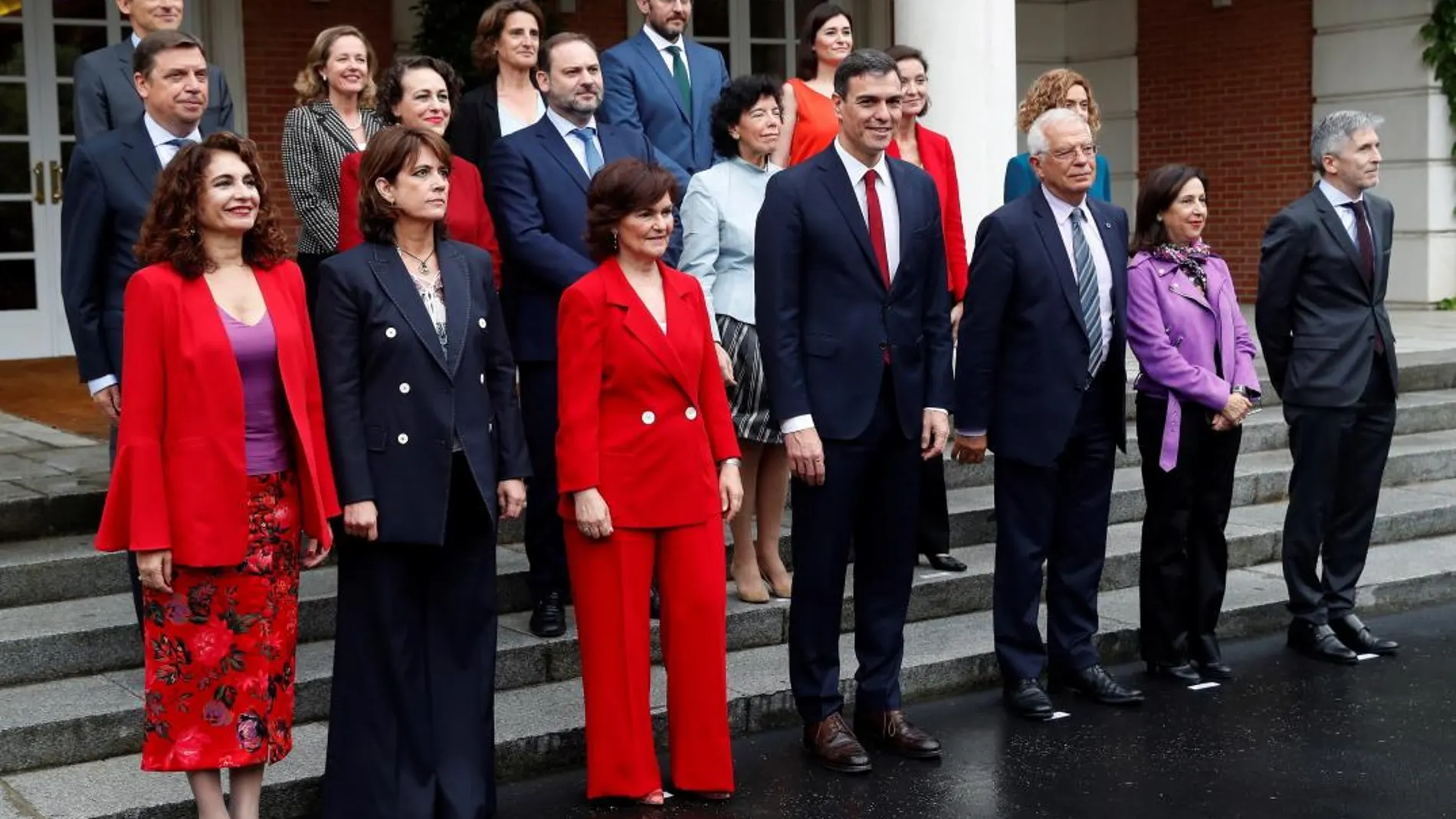 El presidente del Gobierno, Pedro Sánchez y el resto de su gabinete posan para la foto de familia en La Moncloa. EFE/Chema Moya