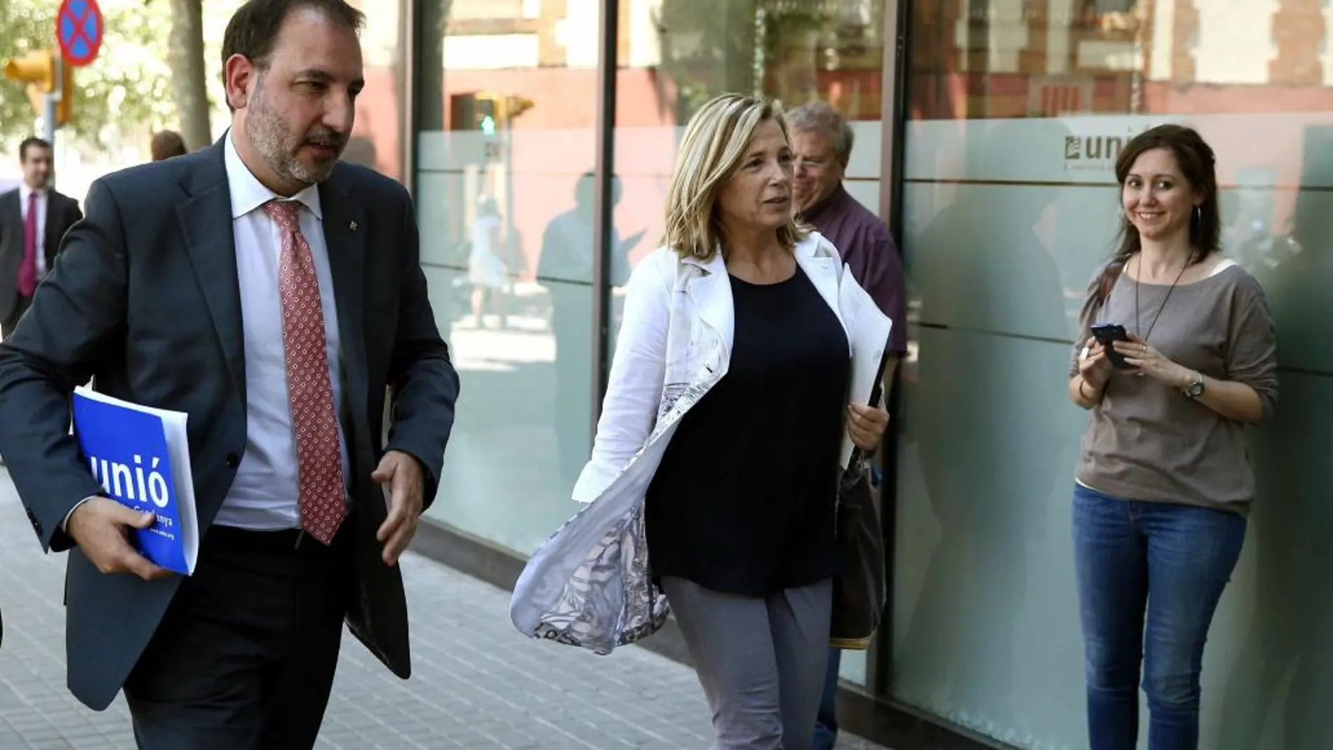 El secretario general de Unió, Ramon Espadaler, y la vicepresidenta del Govern, Joana Ortega, a su llegada hoy a la sede UDC