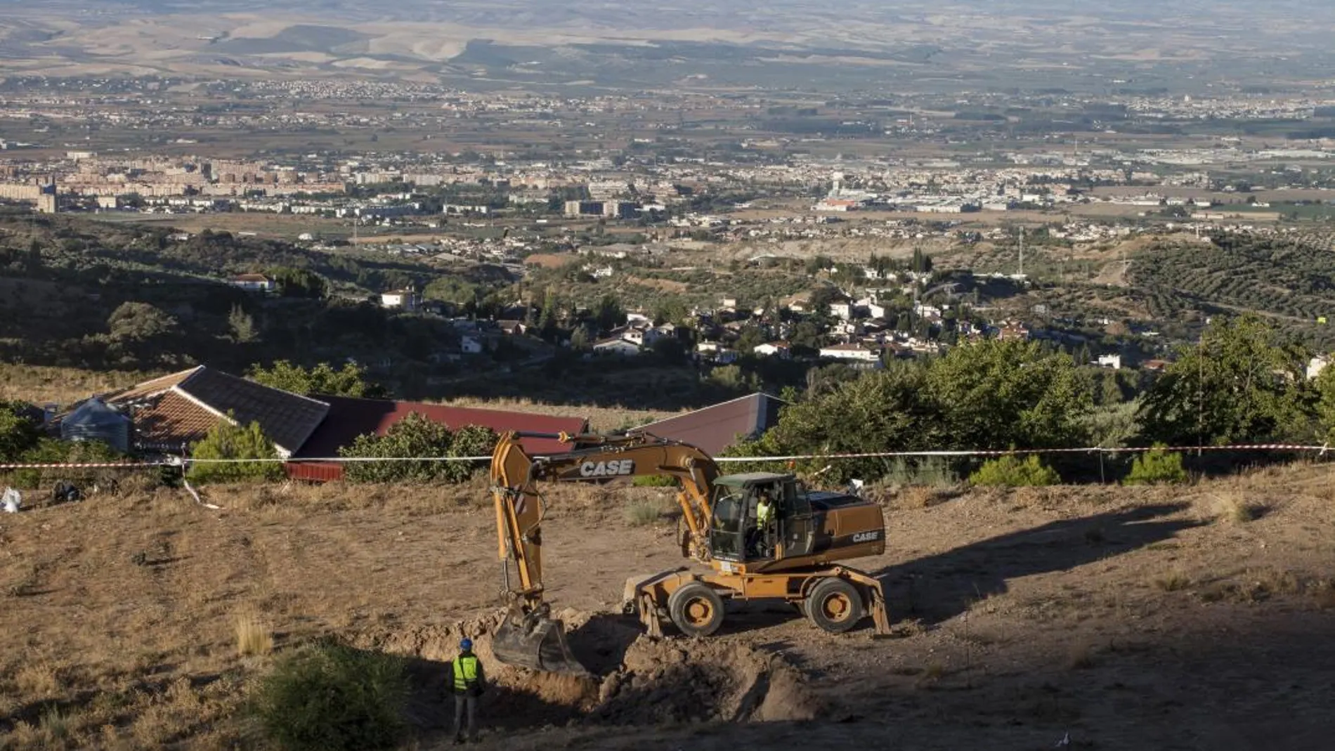 Una excavación anterior en Alfacar (Granada) para buscar los restos de Lorca / Foto: Efe