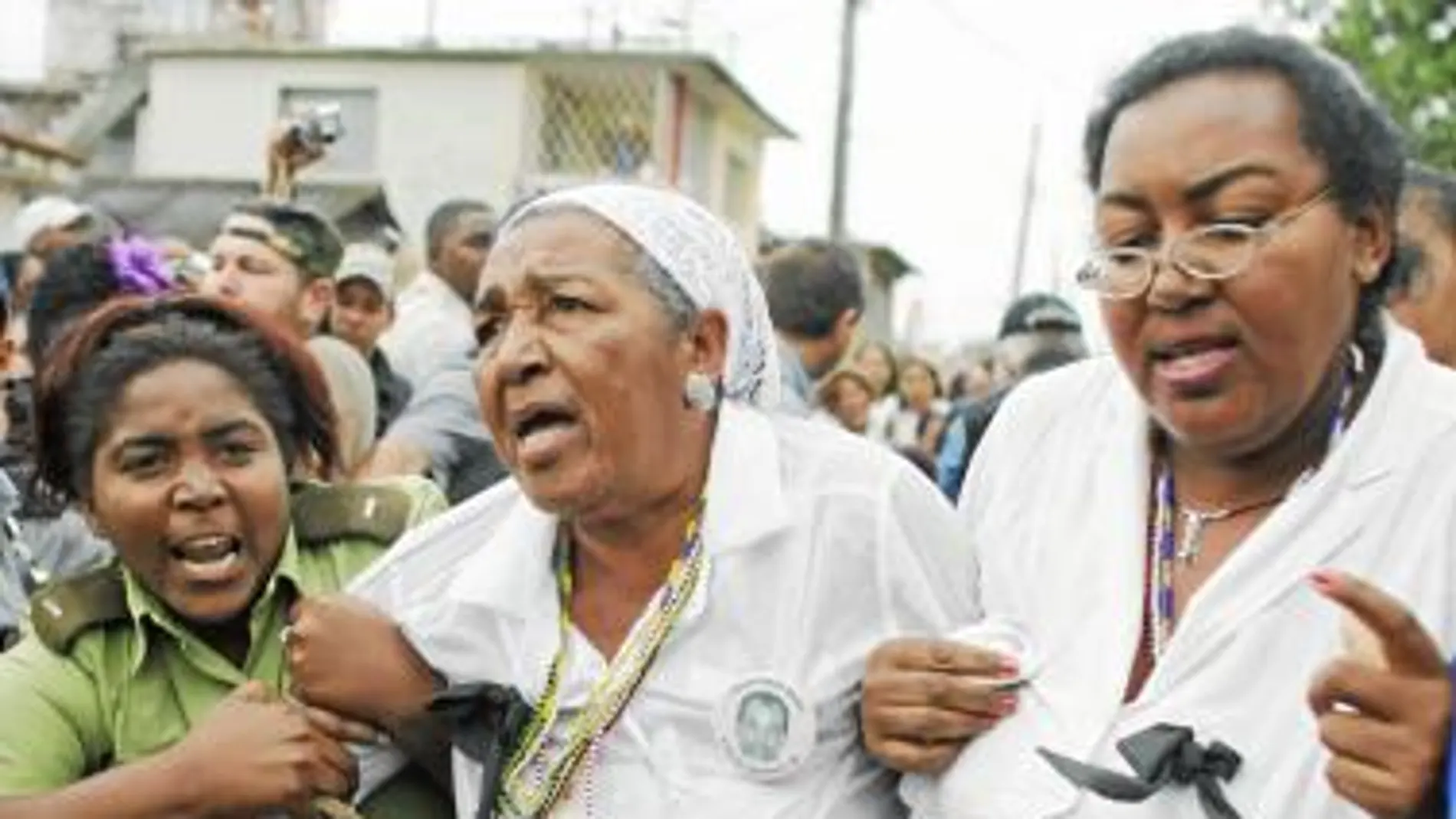 Reyna Luisa Tamayo denuncia que sigue el acoso del Gobierno