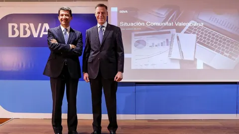 El analista de BBVA Research Rafael Doménech (izda) junto a Carlos Rodríguez, director de la regional Este de Banca de Empresas y Corporaciones de BBVA