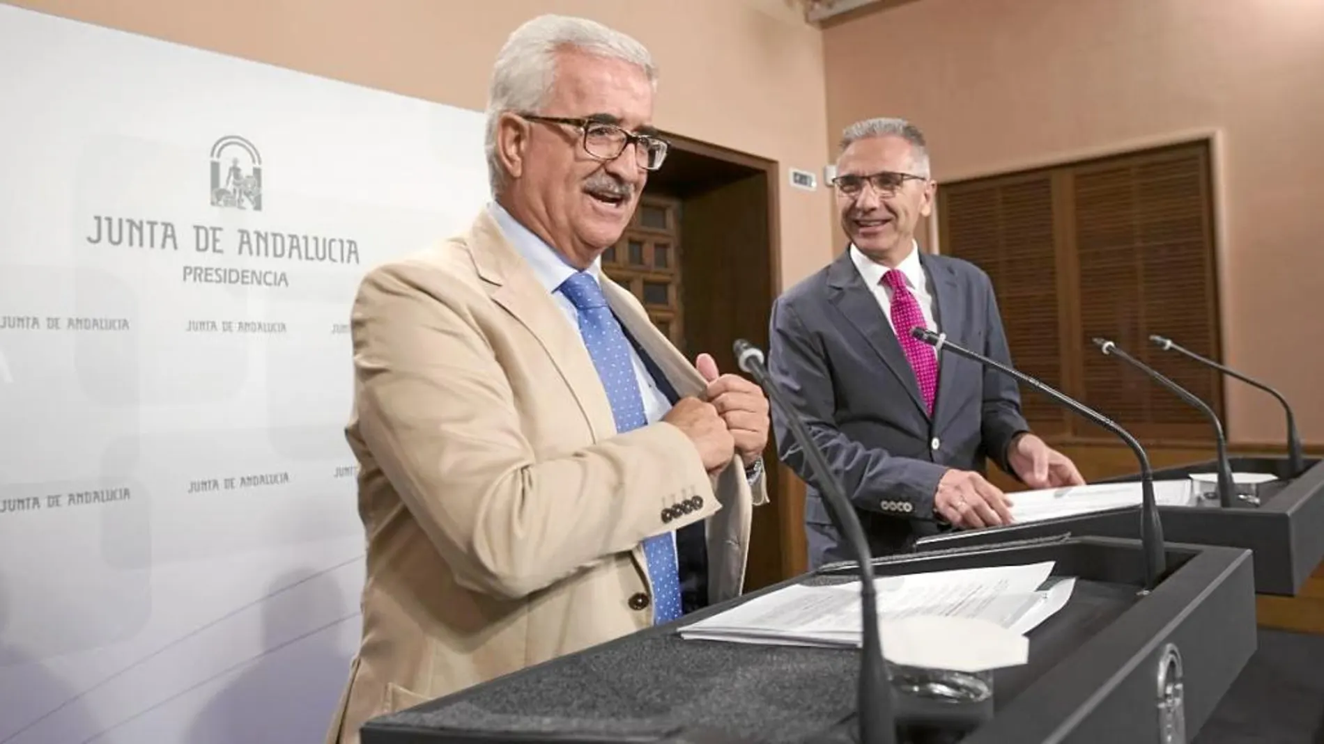 El vicepresidente Manuel Jiménez Barrios, junto al portavoz del Ejecutivo, Miguel Ángel Vázquez
