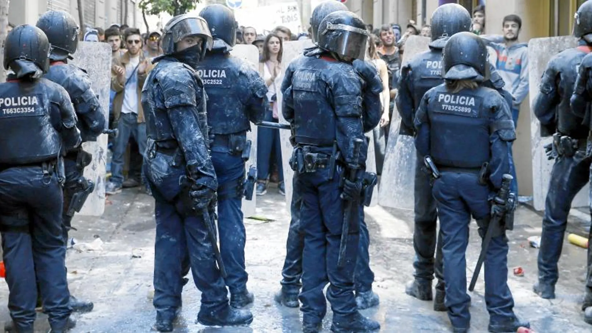 Los Mossos han tenido que cargarse de paciencia para evitar provocaciones en el barrio de Gràcia