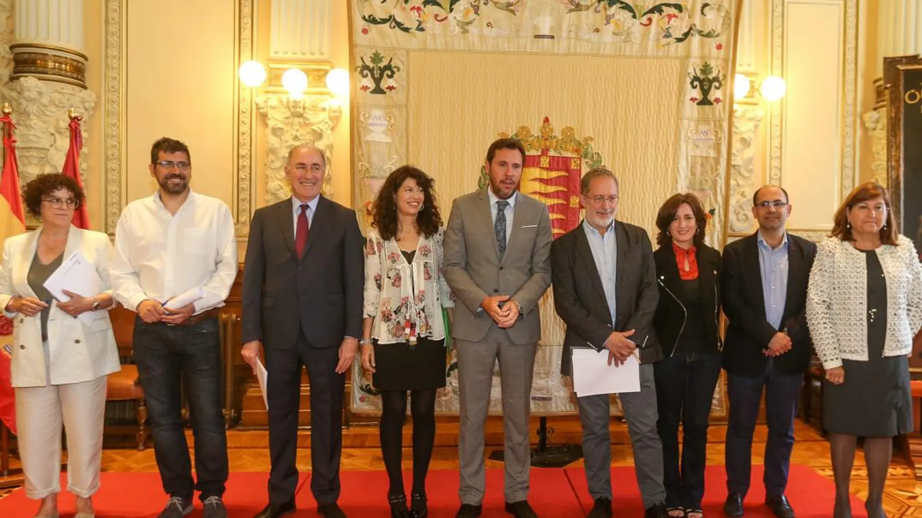 El alcalde de Valladolid, Óscar Puente, junto al resto de concejales del equipo de Gobierno del Ayuntamiento, hace balance de tres años de gestión