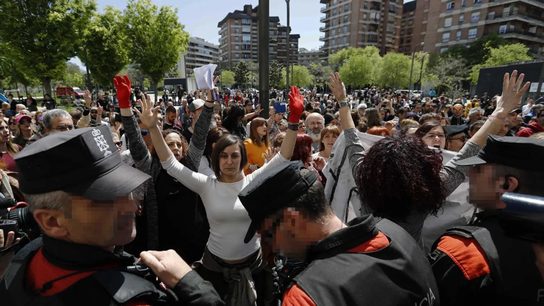 La plaza situada ante el Palacio de Justicia de Pamplona ha sido escenario de momentos de gran tensión cuando los cientos de manifestantes que están expresando su indignación por el fallo judicial de La Manada