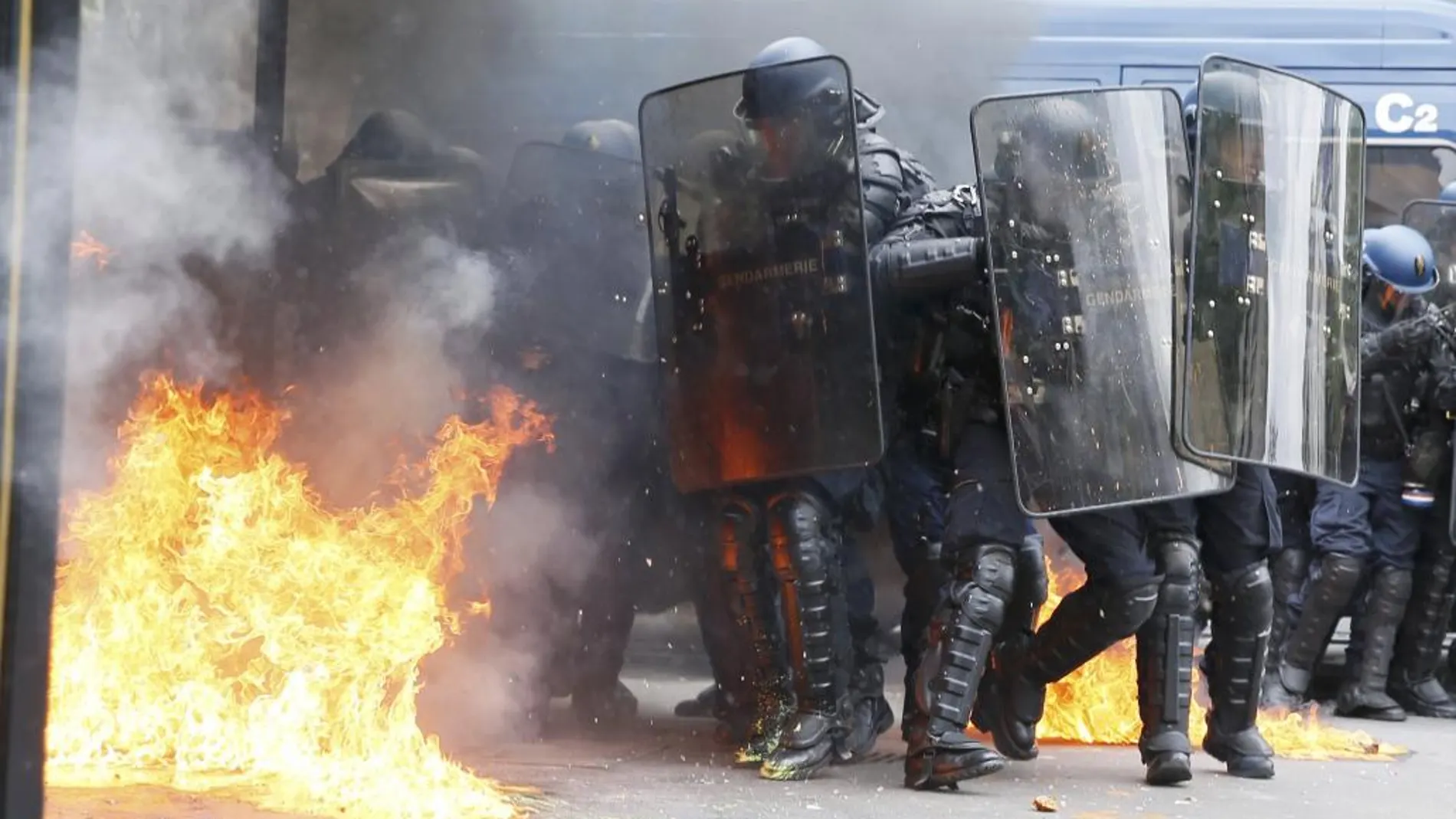 Agentes antidisturbios de la Gendarmería francesa atacados con un coctel molotov durante los disturbios