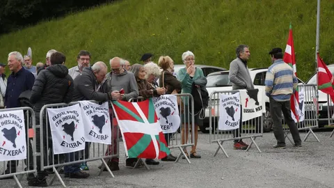 Acto del «fin de ETA» en Arnaga en mayo donde se lucieron banderas que reclamaban el fin de la dispersión de los presos / Jesús G. Feria
