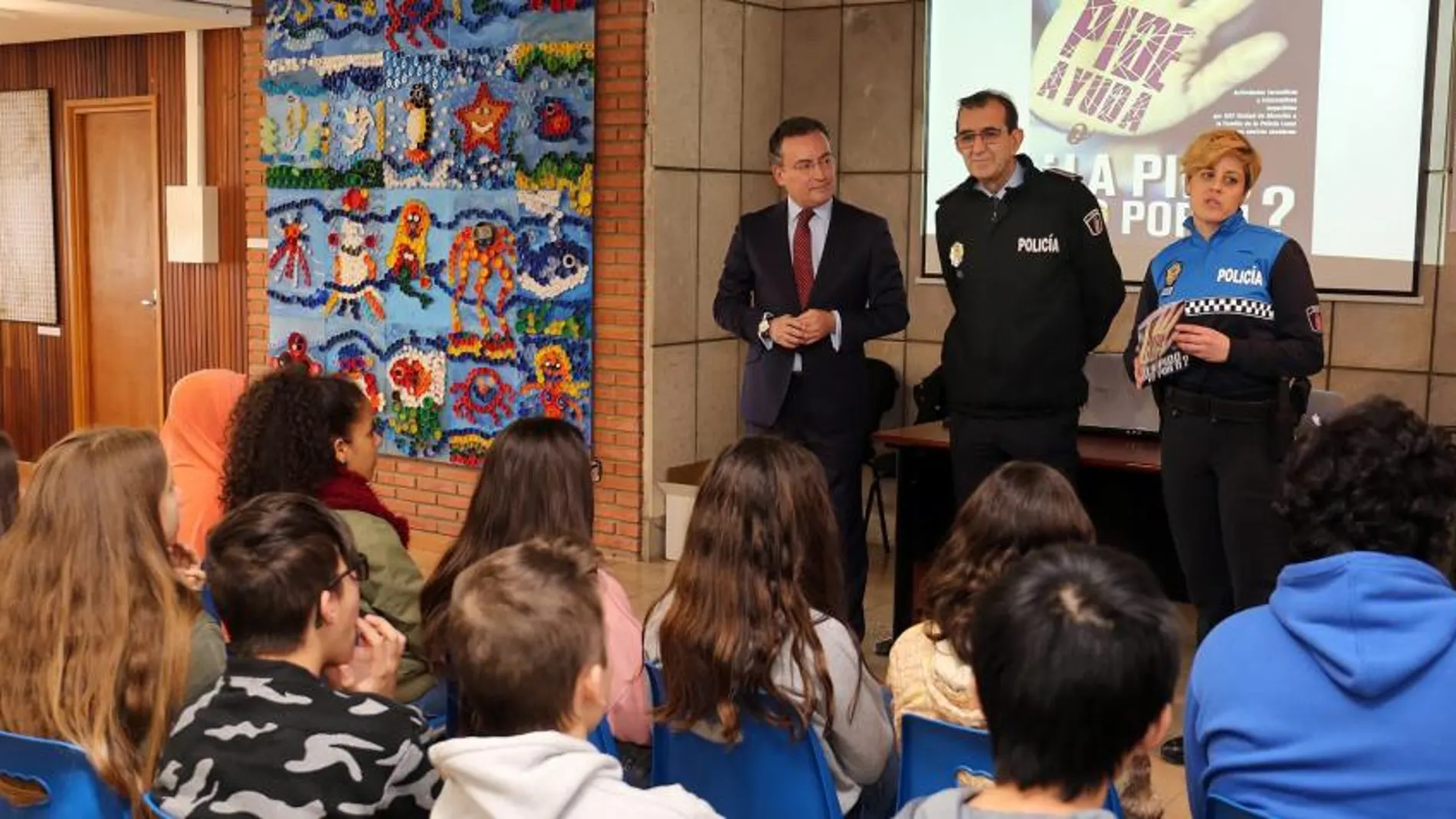 Policías locales explican cómo plantar cara a los malos tratos a un grupo de alumnos, en una escuela de León, en presencia del concejal de Seguridad y Movilidad, Fernando Salguero