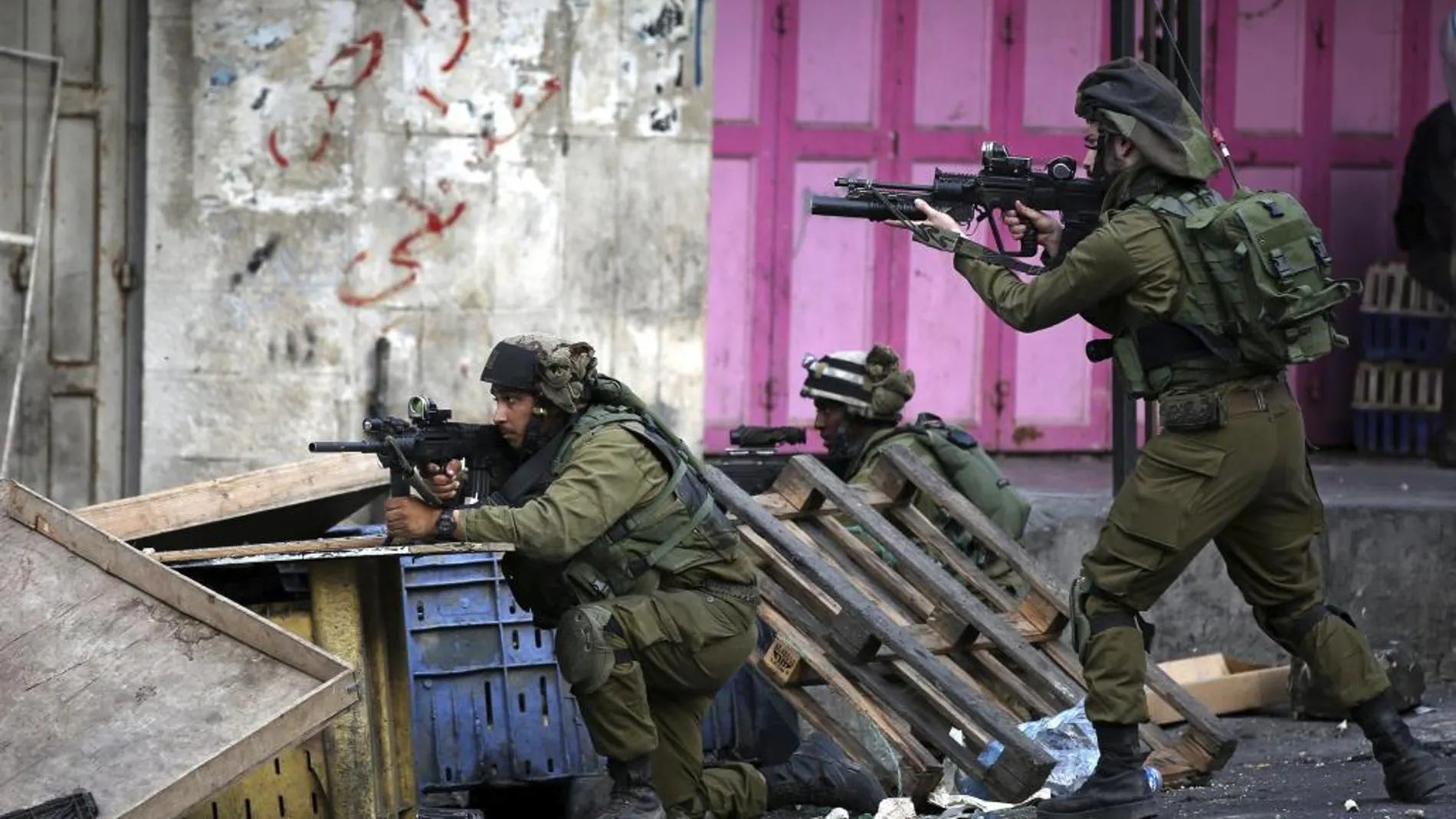 Soldados israelíes toman posiciones durante una nueva jornada de enfrentamientos con palestinos en la ciudad cisjordana de Hebrón