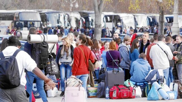 Trescientos autobuses partieorn ayer desde Valencia hacia distintos destinos europeos para llevar a los jóvenes de vuelta a sus hogares