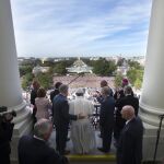 El Papa, acompañado de algunos miembros del Congreso