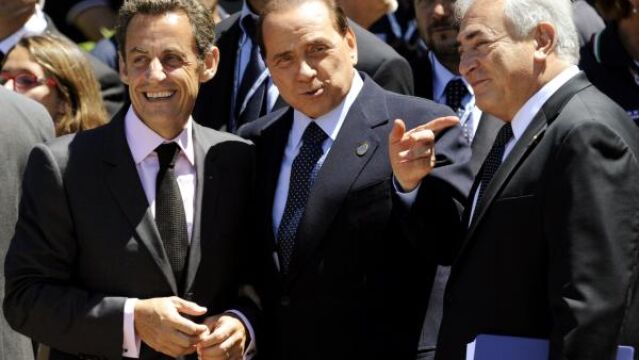 El director general del FMI, Domenique Strauss-Kahn con Nicolas Sarkozy y Silvio Berlusconi