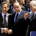 El director general del FMI, Domenique Strauss-Kahn con Nicolas Sarkozy y Silvio Berlusconi