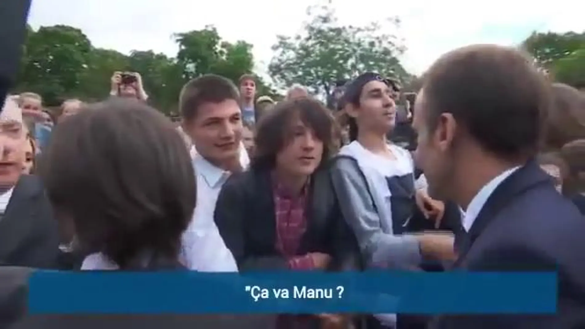 Macron abronca a un estudiante por decirle «¡Qué pasa, Manu!»: «Llámame señor»
