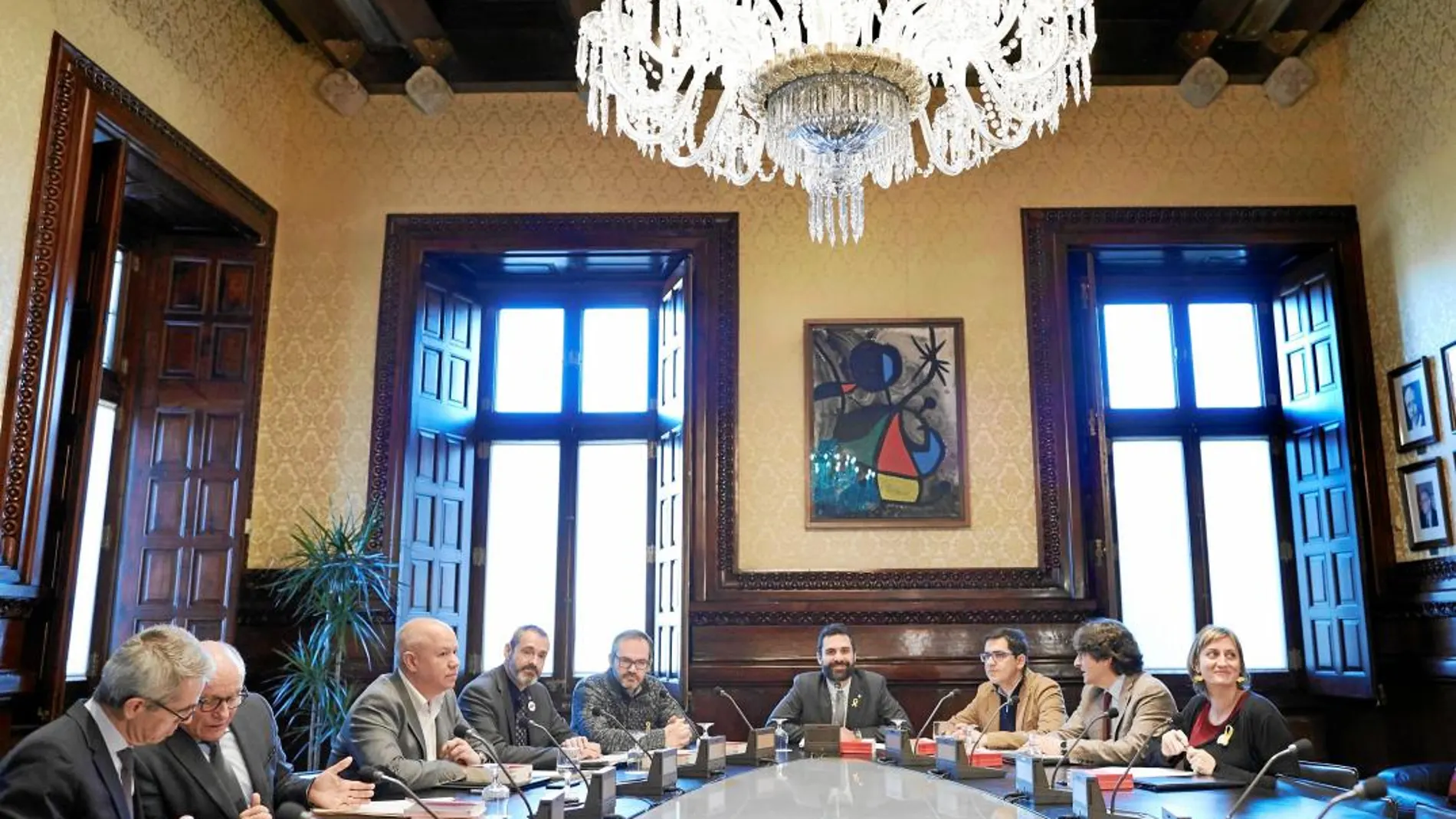 El presidente del Parlamento catalán, Roger Torrent, presidió ayer la primera reunión de la Mesa entre ERC y JxCat