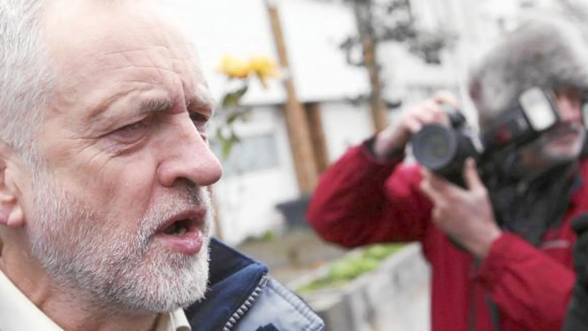Jeremy Corbyn, rodeado por los fotógrafos, ayer a la salida de su domicilio en el norte de Londres