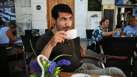 Abdul, 26 años: «Tuve que huir por trabajar con EE UU. Los taliban querían matarme y tuve que andar durante días descalzo y sin agua» / Foto: Cipriano Pastrano
