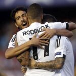 El jugador del Valencia CF, Rodrigo (c), celebra el primer gol de su equipo ante el AS Monaco