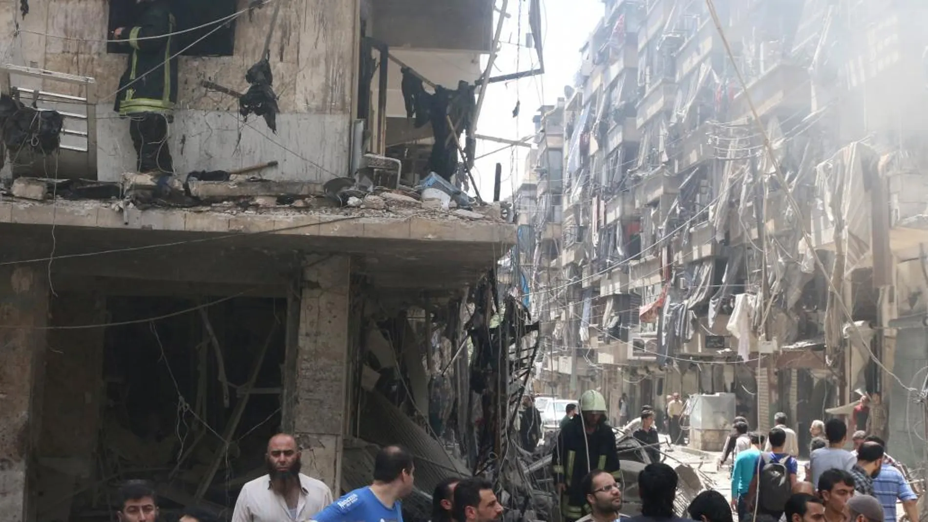 Inspeccionan los daños tras los ataques aéreos en Alepo