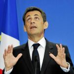 Al cumplirse su tercer aniversario en el Elíseo, Sarkozy se dispone a retrasar el ritmo de las reformas para recuperar la popularidad perdida