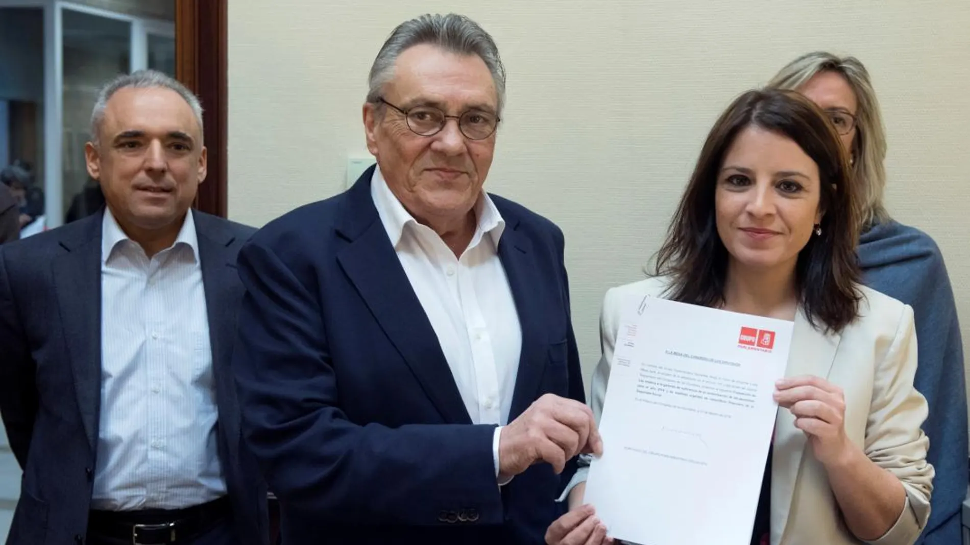 La vicesecretaria general del PSOE, Adriana Lastra, y el secretario de Economía del PSOE, Manuel Escudero, han presentado hoy en el registro del Congreso la proposición de ley de los socialistas para revalorizar las pensiones. EFE/ Borja Puig de la Bellacasa