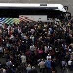 Cientos de pasajeros se agolpaban esta mañana en la estación de Sants de Barcelona