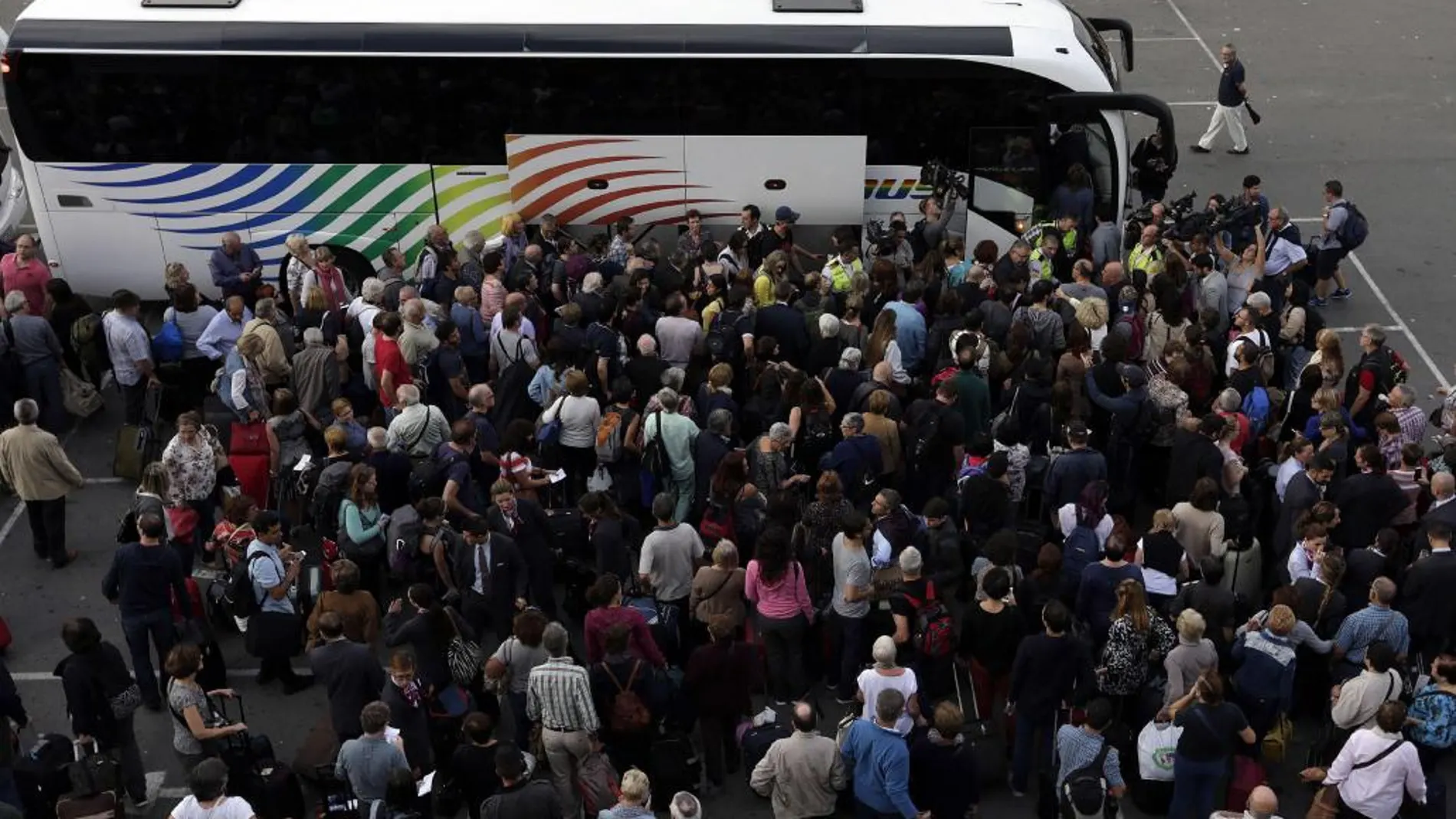 Cientos de pasajeros se agolpaban esta mañana en la estación de Sants de Barcelona