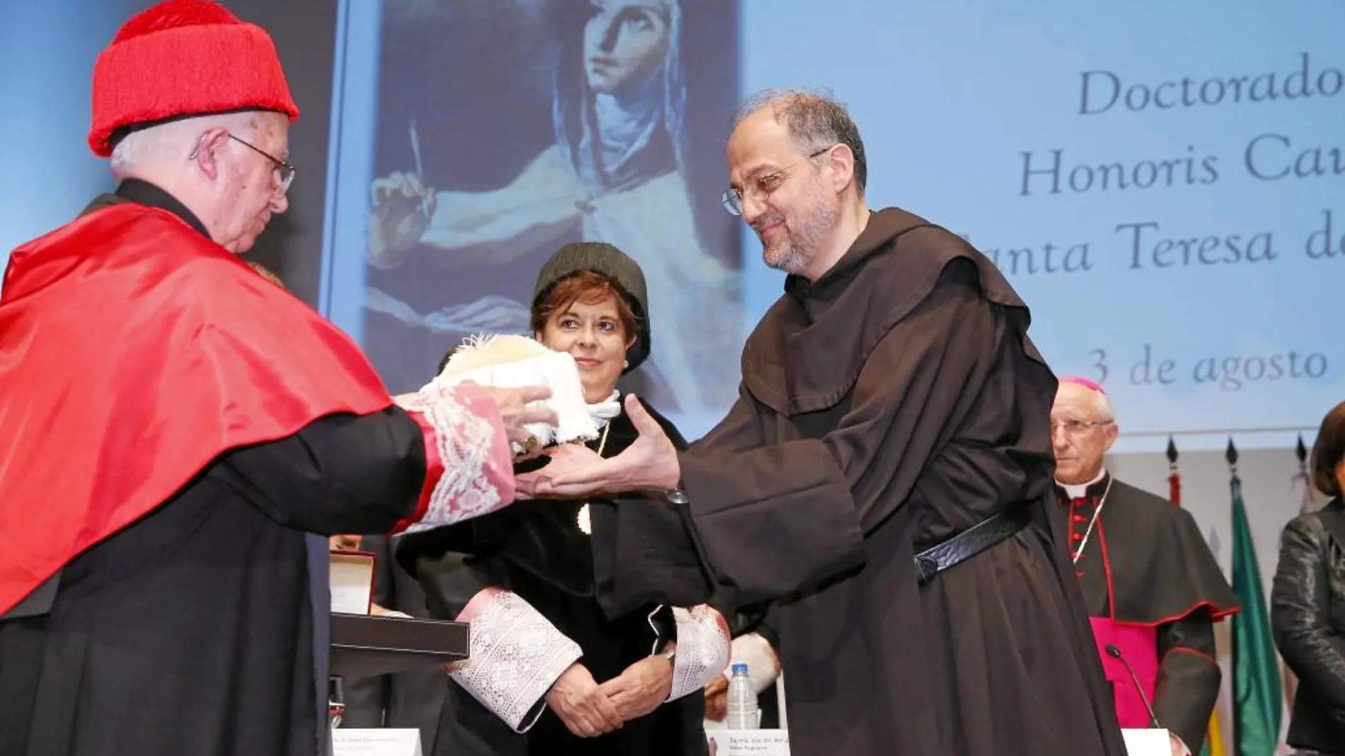 Saverio Cannistrà recogió el birrete laureado, excelencia de la dignidad doctoral, de manos del cardenal arzobispo Cañizares
