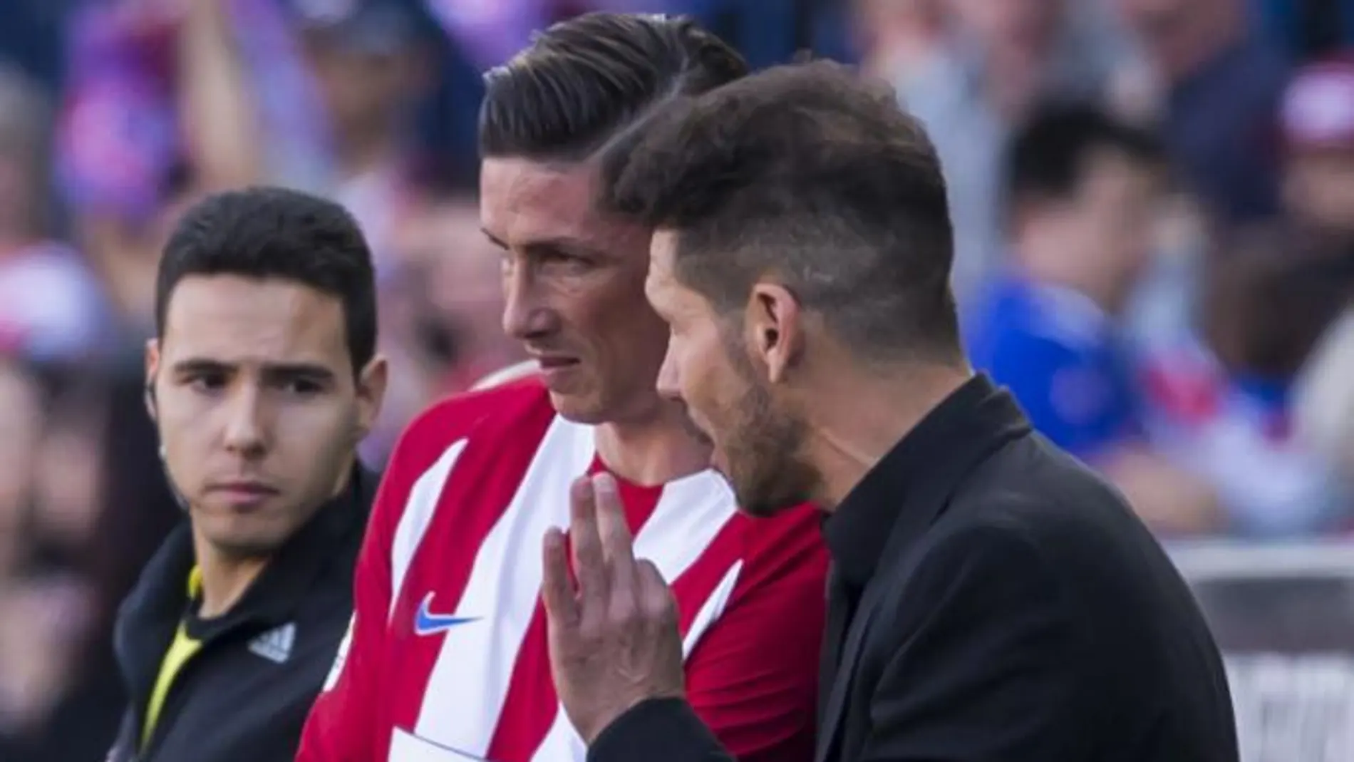 Simeone da instrucciones a Fernando Torres antes de salir al campo durante un encuentro de este curso