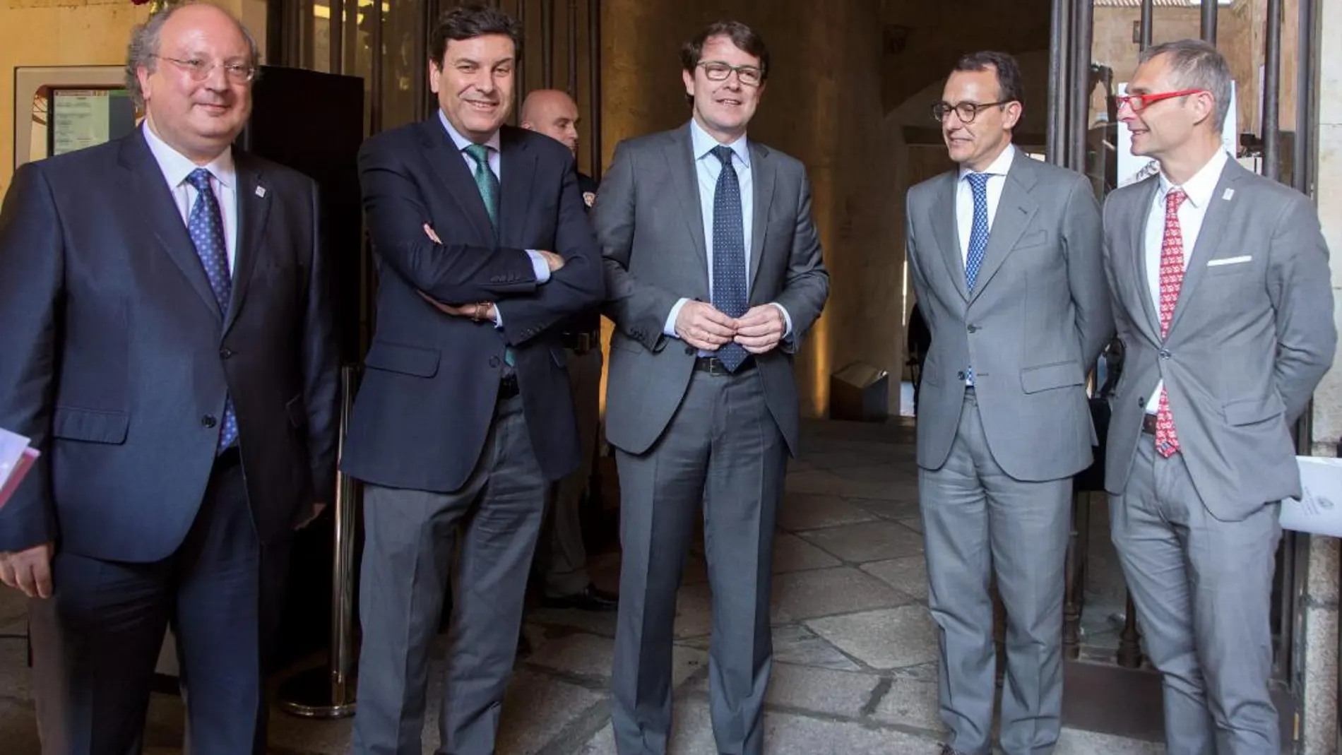 Fernández Carriedo abre la jornada en Salamanca junto al alcalde Fernández Mañueco; el rector Ricardo Rivero; el vicerrector de Política Académica, Enrique Cabero; y Francisco Javier Maestro, director del Instituto de Salud y Bienestar