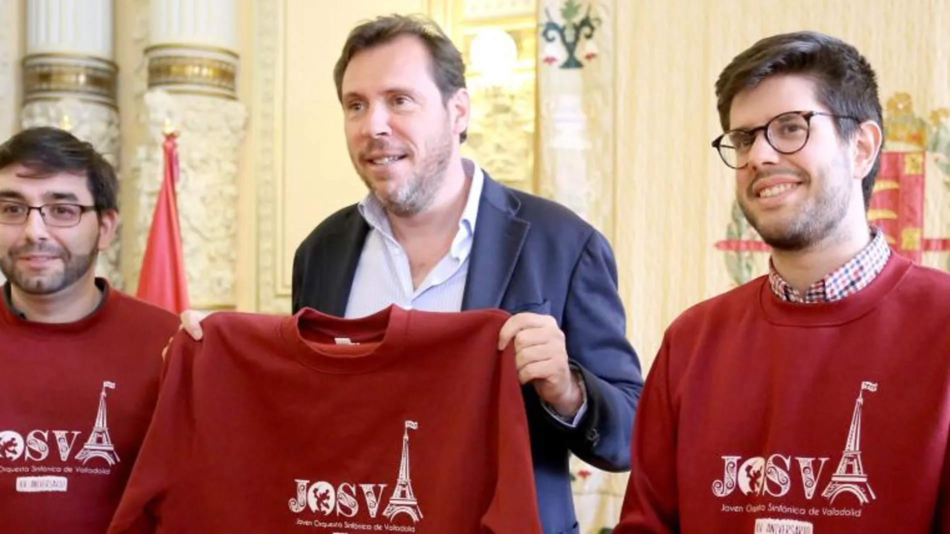 El alcalde de Valladolid, Óscar Puente, recibe a la Joven Orquesta Sinfónica de Valladolid, liderada por Ernesto Monsalve