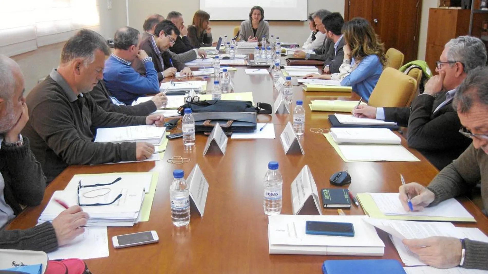 La consellera de Agricultura, Elena Cebrián, con el Consejo rector del IVIA, reunido la semana pasada