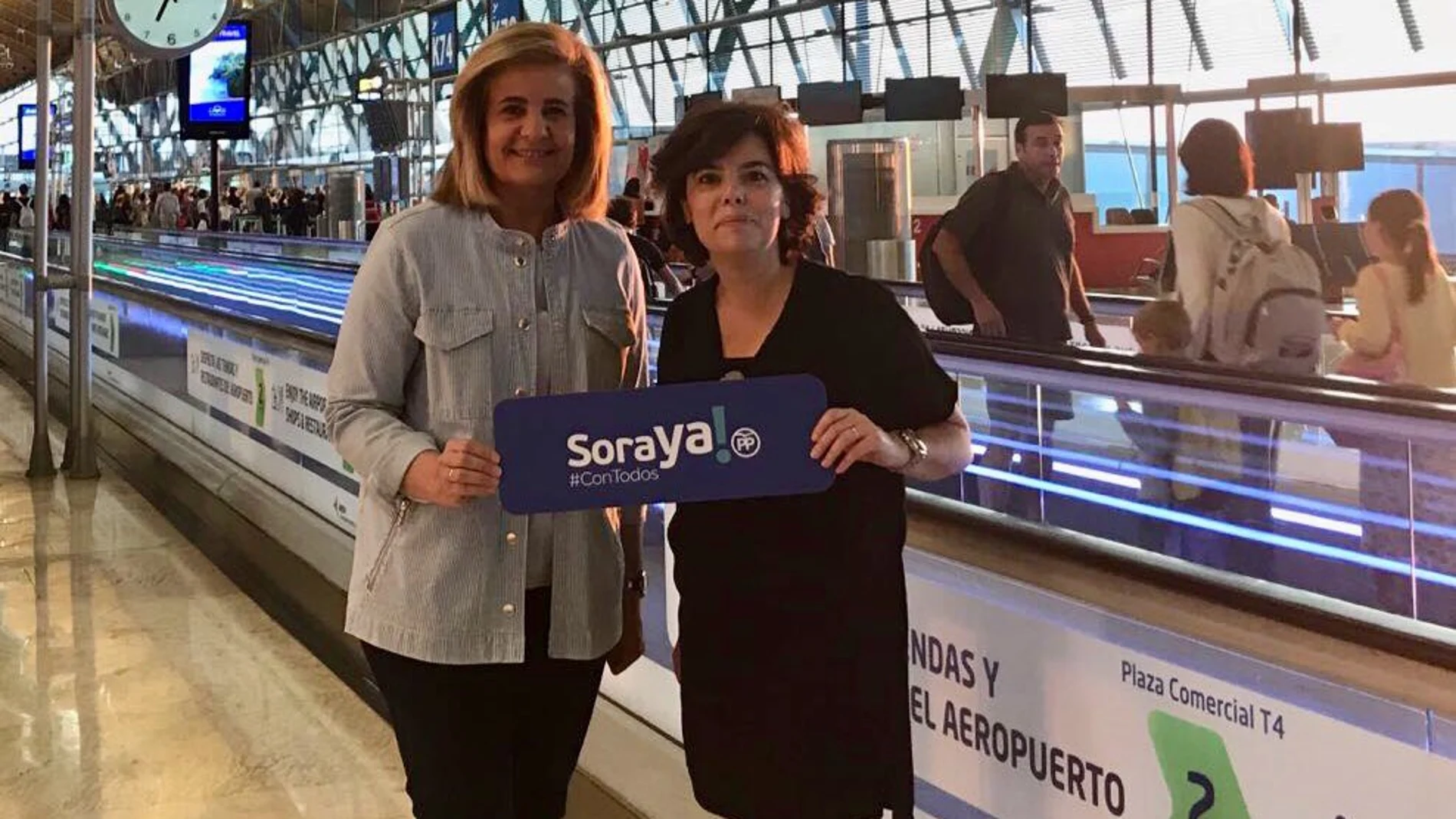 La candidata a presidir el PP, Soraya Sáenz de Santamaría, junto a la ex ministra de Empleo Fátima Báñez