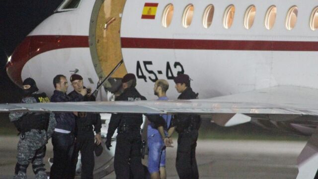 Sergio Morate (c derecha), principal sospechoso del doble crimen de Cuenca, antes de subir al avión que lo trasladó a España