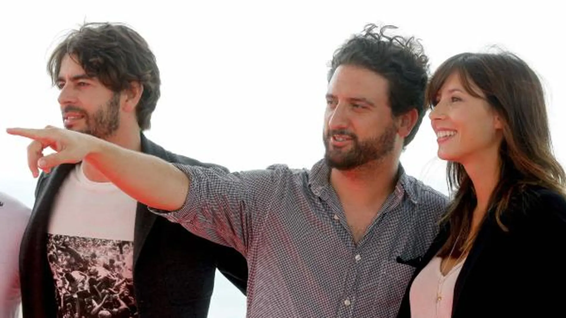 El director Eugenio Mira (c), junto a los actores Eduardo Noriega (i) y Bárbara Goenaga, durante la presentación de su película "Agnosia"en el marco del Festival de Cine Fantástico de Sitges