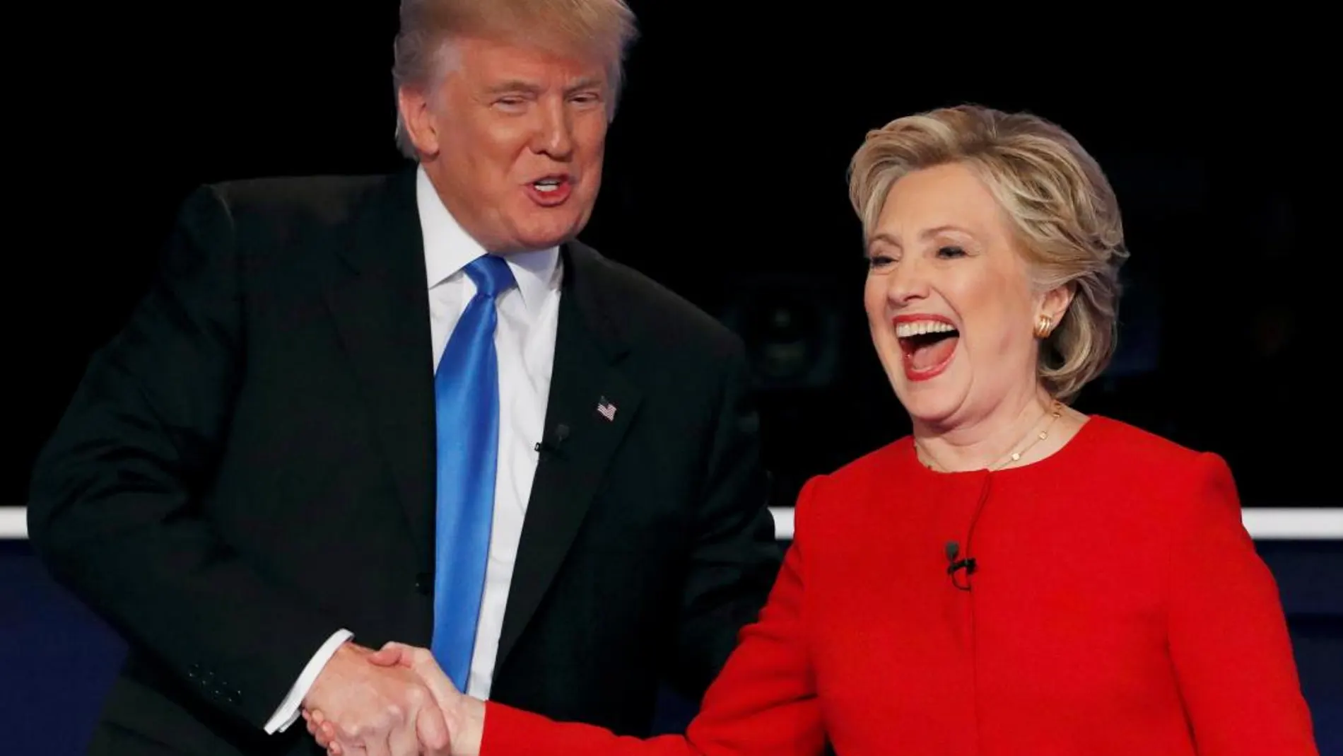 Donald Trump y Hillary Clinton tras un debate electoral en 2016