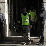 Agentes de la Guardia Civil, durante el registro que han realizado en el domicilio de la calle Marina de Barcelona.